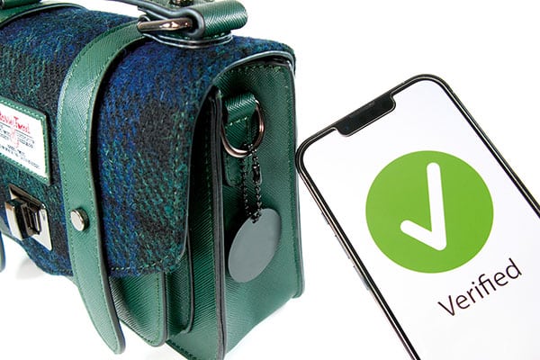 Ixkio phone and bag with NFC tag